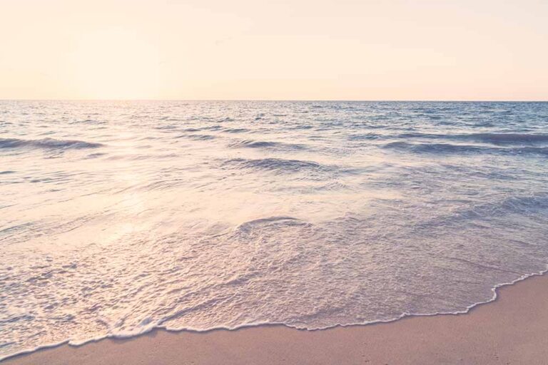 olas del mar al atardecer